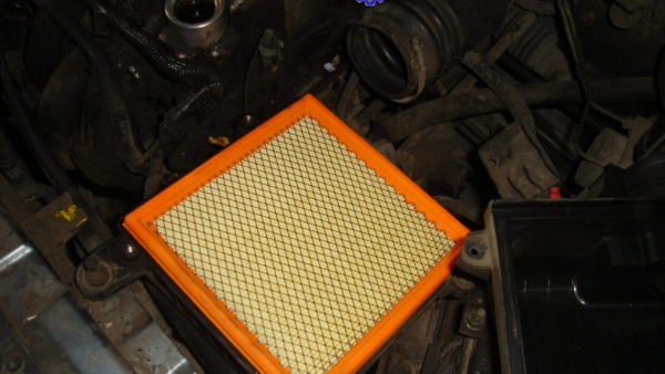 Замена воздушного фильтра в автомобиле Lada Priora